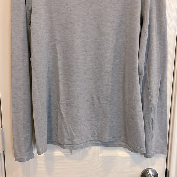 Lululemon Men’s Heathered Gray Long Sleeve Men’s Tee - Picture 2 of 6